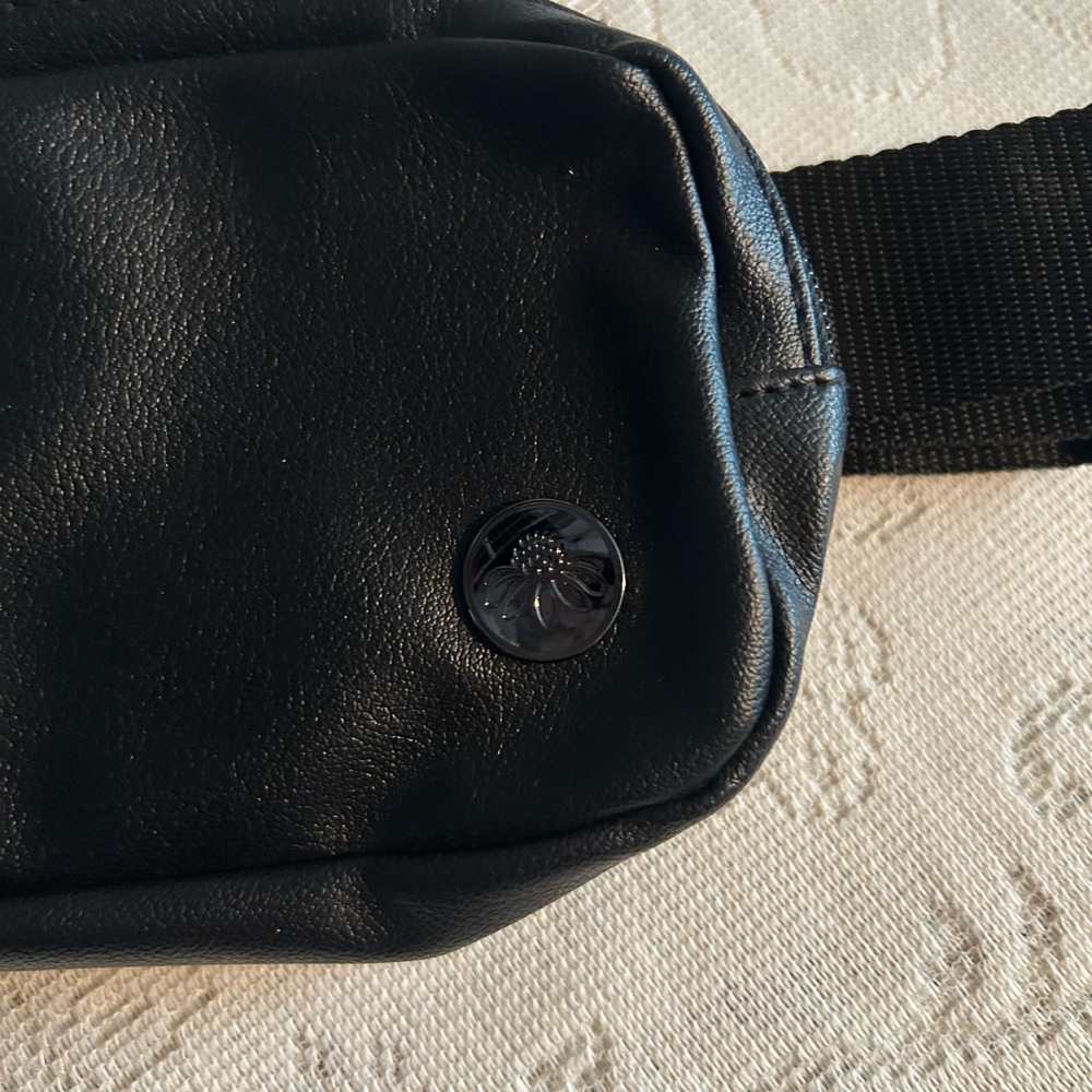 Senita Athletics Sleek Black Leather Crossbody Bag - Picture 2 of 4